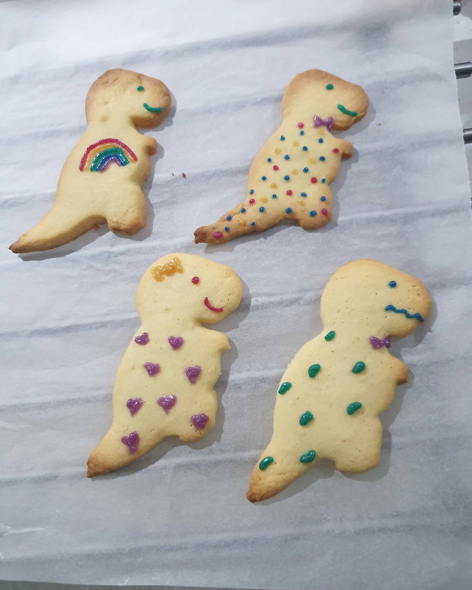pikachuah1997's tweet photo. @GordonRamsay what do you think of my biscuits? https://t.co/qMNIkFXC00