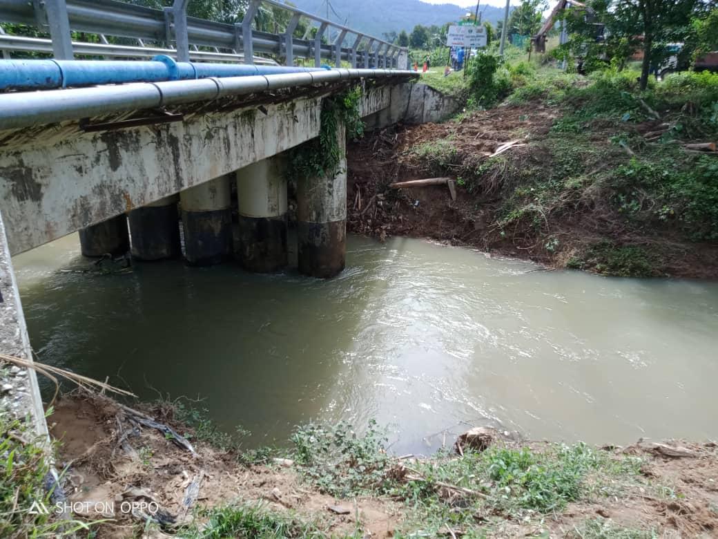RcBentong's tweet photo. #teamroadcare kerja bersih #sisapokok bawah #jambatan di #ft09 #bentong @PetraJayaMP @MOWorks @JKRMalaysia @CSFJ_JKR @JKRPAHANG @JKRBentong @Roadcare_Msia @Roadcare_Phg @ZTTCSFJ @Adnan90369221 https://t.co/FyVGzQgLrs