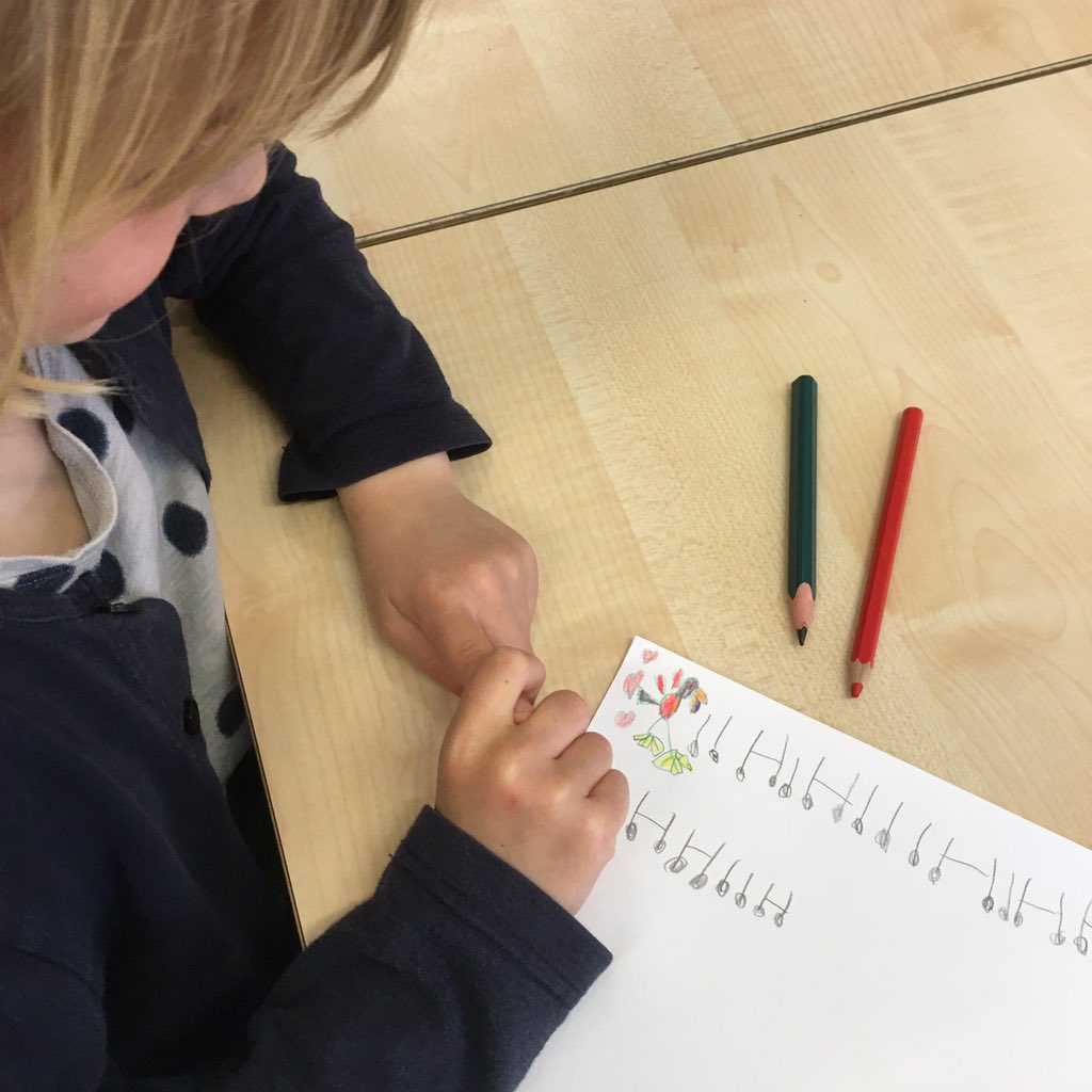 mar_1969's tweet photo. “Dit is een liefde-vogel, hij verschijnt op speciale dagen. Hij zingt een lied over de liefde. Zo gaat het: troedelala nananana.” ❤️ #leukstebaanvandewereld #kleutergroep #groep12 @onzeamsterdamse https://t.co/hc6yHaMLzT
