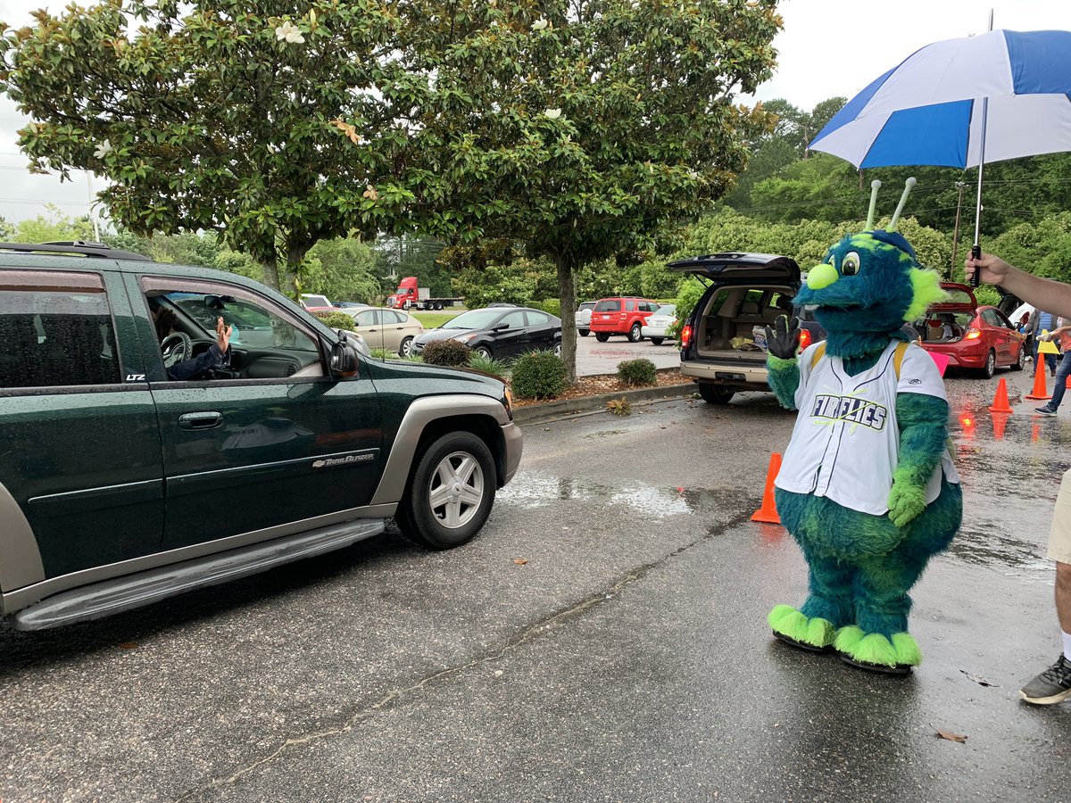 HarvestHopeFB's tweet photo. We loved having Mason with the @ColaFireflies at our Midlands Branch this morning! 

There is still time for you to donate and help us feed families and give back the countless heroes in our local community!

Donate Now ➡️ https://t.co/bXaEh8udVO

#MiLBCommUNITYFirst https://t.co/RLzSlfl9U6