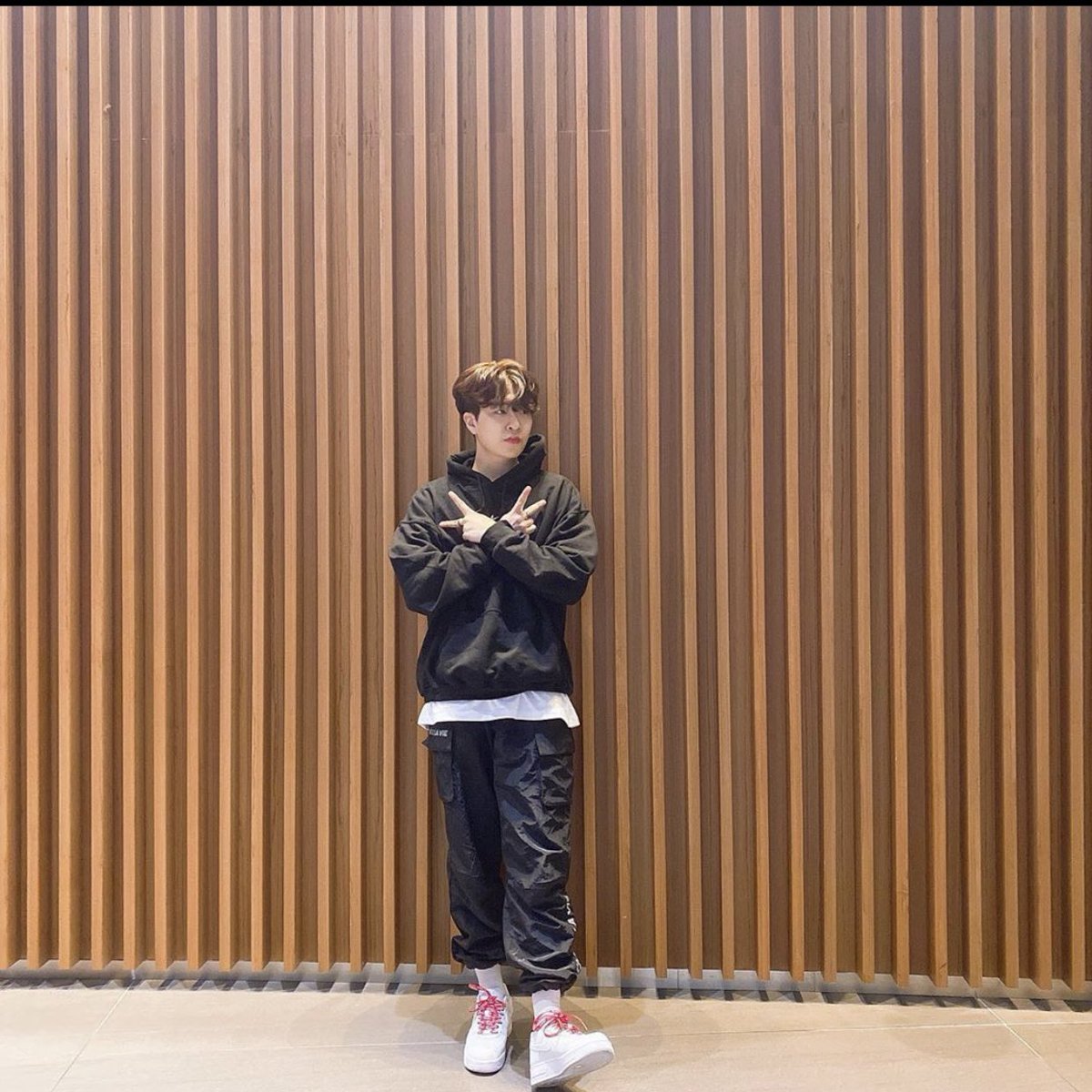  http://arsxcoco.com  | i bet this wall is right in front of the idol radio room!
