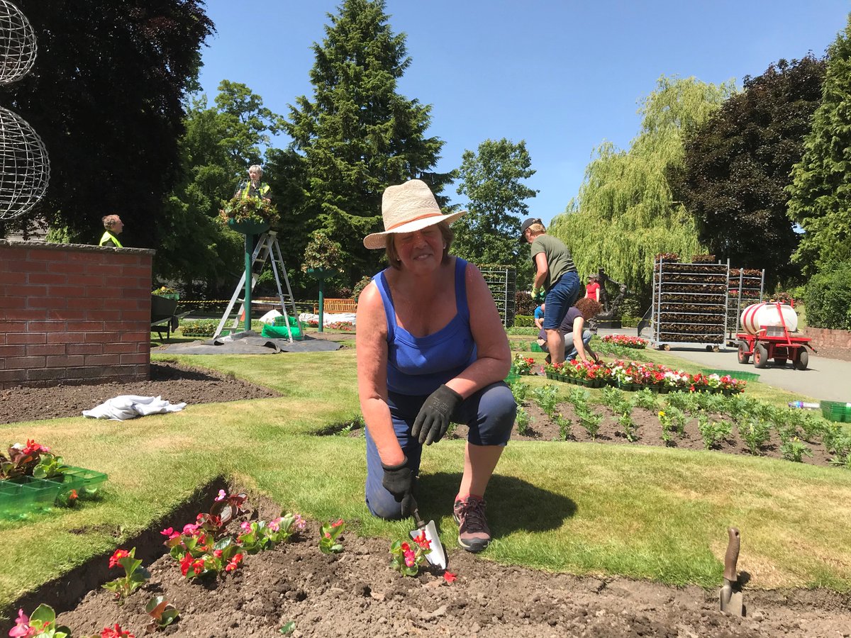 Thank you so much to everyone who came out today to Cae Glas Park to help plant up the beds with their Summer display of flowers in the sunshine. The task continues tomorrow so if you fancy lending a hand please come along between  10am and 4pm; please bring gloves and a trowel☀️