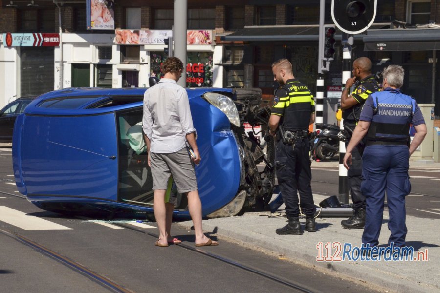 Auto crasht en belandt op zijn kant op de Kleiweg in #Rotterdam. 112Rotterdam.