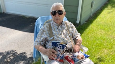 bee_chip's tweet photo. Happy to see WWII Veteran Paul Plummer enjoying @bee_chip "Salute Our Veterans and Military Personnel" chips on Memorial Day. He is a hero from the 22nd Marine Regiment that invaded the Marshall Islands, and one of only six survivors from his unit. #NeverForget https://t.co/iaHQkhJihR