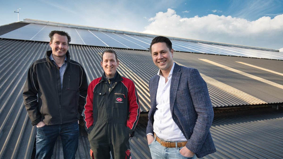 #Overkamp Installatietechniek en #Rexel gingen aan de slag met de aanleg van 366 #PV-panelen op het dak van een rundveestal in Winterswijk. Een flinke klus, maar door de vlekkeloze #samenwerking is dit binnen no-time gerealiseerd. Lees meer: ow.ly/AEmh50zCu22