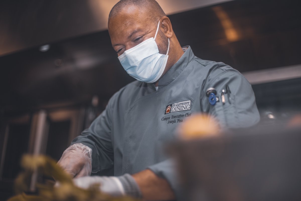 BridgeStateU's tweet photo. The new measures in our kitchens put safety at the forefront — each and every meal, said Sodexo Executive Chef Joe Pina: “Safely providing nutritious meals...is our contribution to our students, helping them get through this OK.”
https://t.co/Wp4mHC0ZEI #ThisIsBSU https://t.co/fXztj07Jar