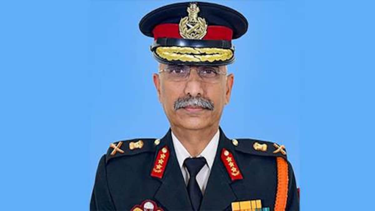 nomi494's tweet photo. @OfficialDGISPR یہ چمٹے کے منہ والا مریض انسان انڈین آرمی چیف ہے. حیرت ہے. https://t.co/MXLFTHNMSp