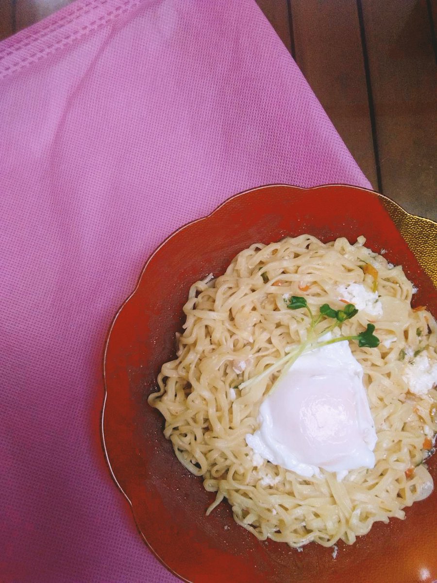  day 9i am proud to say that i have harvested it i can't cook well and i don't really like salad so i ate it with noodles!!! along with a poached egg, it made this instant noodles not so shabby ぼうちゃん、thank you for growing up well! you're delicious!!! 