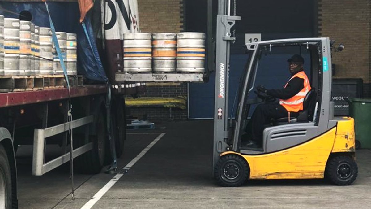 MatthewClarkLtd's tweet image. 🍺 As the trade starts to get back to business, the first kegs of fresh beer have just arrived at our Park Royal depot! #BackToBusiness