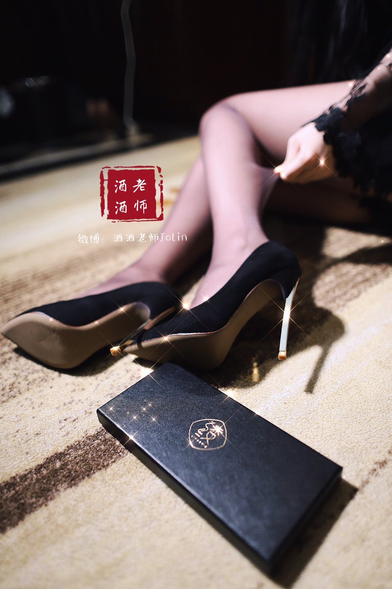 此处@Lingerie_0 
极『胭紫』
“胭紫”轻抹手尖素，薇染珠泪腮边红。

材质本身触感细腻柔软，又以或深或浅的神秘色泽，展示着自身的魅力。深似一眼神秘的潭，冷艳绝世；浅若一汪清澈的池，安静恬然。御姐的专属，酒酒的最爱。 https://t.co/NK0ZKUPZno