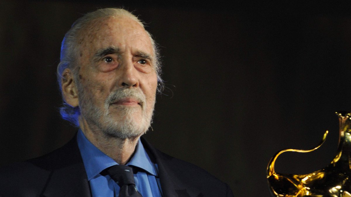 On what would have been his 98th birthday, I would like to share a little of my personal history with one of the most magnificent men I have ever met. A thread of the six separate occasions Sir Christopher Lee gave me a right telling off.  #BOTD  #ChristopherLee