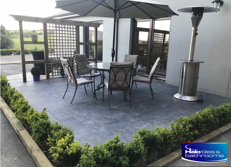 ☀️ Are you making the most of your garden?  We love this outdoor space created by our client using our Boutique 2cm outdoor porcelain tiles.  A great space for alfresco dining!