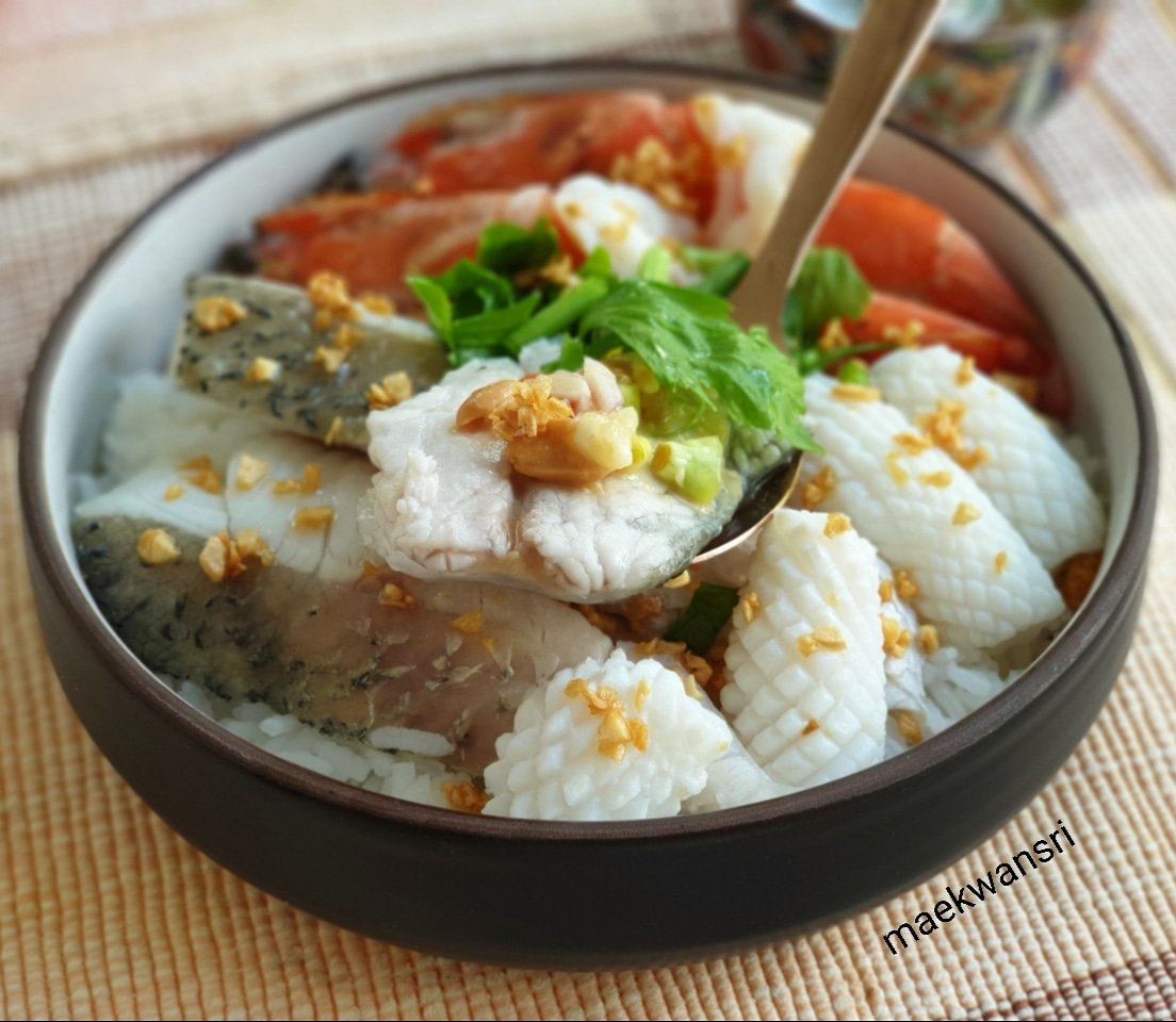 KwansriR's tweet photo. ข้าวต้มแห้งทะเล..ในแบบ maekwansri ตั้งใจจะใส่ไข่ลวกลงไป แต่พื้นที่เต็มจ้ะ555 เอาแค่นี้ไปก่อนนะ😊😊😊 #อร่อยแน่แม่ขวัญศรี  เมนูนี้ไม่ยากจ้า https://t.co/3xaJutKpix https://t.co/bf3xMMme73