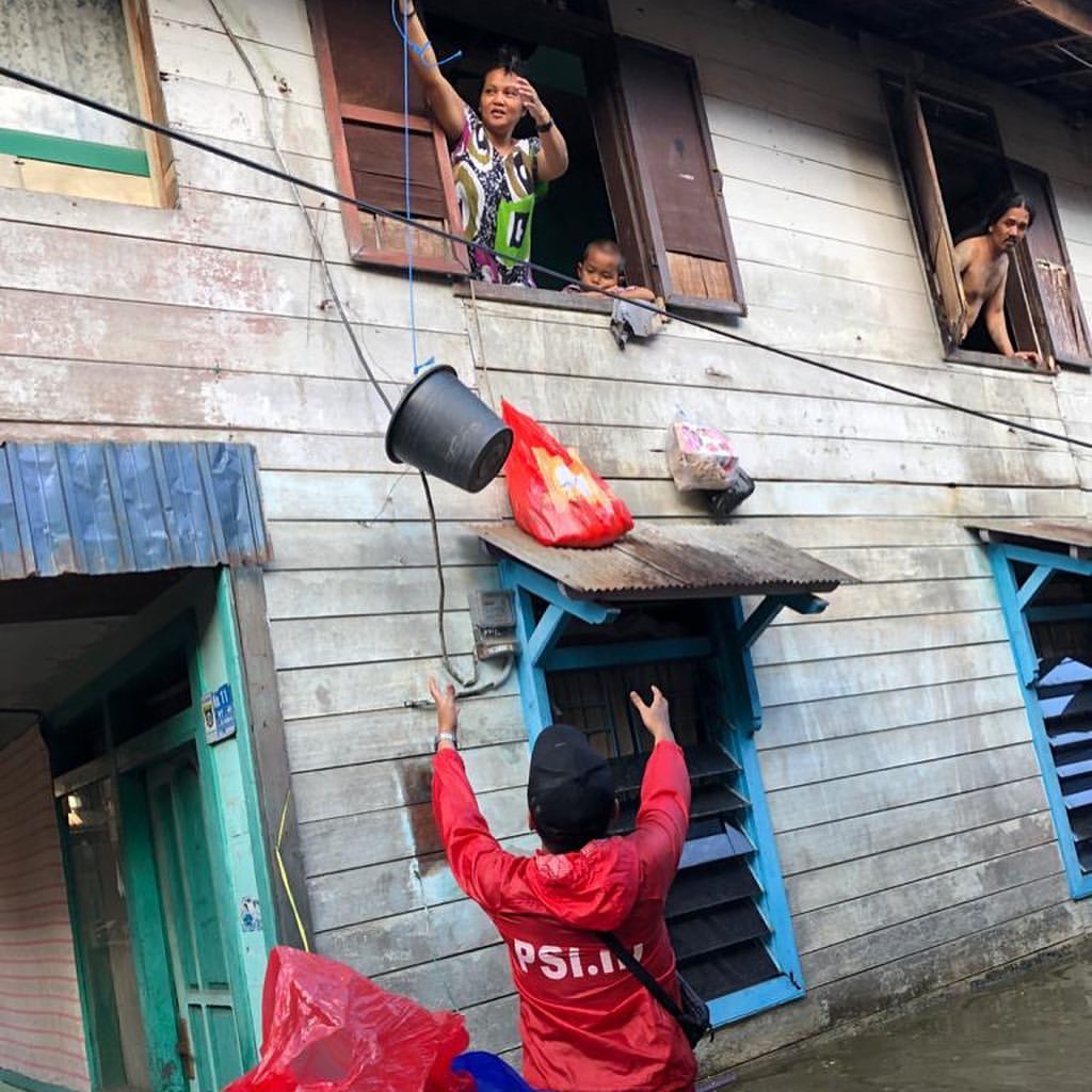Bro &amp; Sis, puluhan ribu saudara kita di Samarinda tengah dilnda banjir. Saat ini sudah lebih dari 47.000 orang yg terdampak. Ketinggian air di sejumlah titik mencapai 2 meter. Ribuan rumah warga terendam.