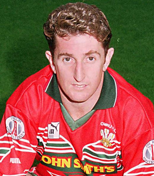 🍾 ANNIVERSARY / PEN-BLWYDD

3️⃣0️⃣ years ago today <a href="/JiffyRugby/">Jonathan Davies CBE</a> made his #rugbyleague international debut whilst on tour with <a href="/TheRFL/">Rugby Football League</a> Great Britain, scoring 1️⃣ try and 3️⃣ goals in a 20-18 loss to @PNG_KumulsRL

Davies won 22 RL test caps inc 9 for #WalesRL

rugbyleague.wales/player-rl?auth…