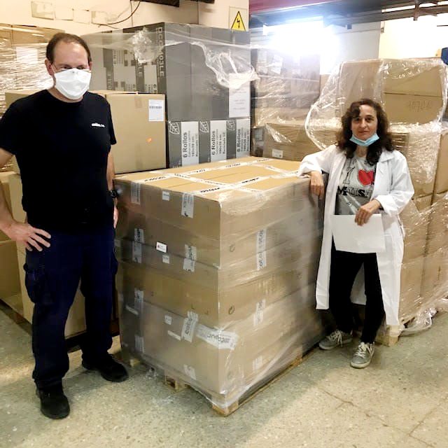 cotoblau_sa's tweet photo. El equipo de #cotoblau ha donado 830 batas sanitarias reutilizables, transpirables y antibacterianas al Hospital Lluís Alcanyís de Xàtiva.
Seguimos al lado de nuestros sanitarios en esta lucha contra el #covid19 https://t.co/HGZvb6271L