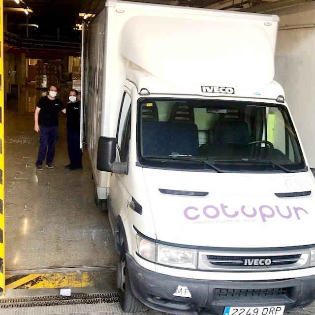 El equipo de #cotoblau ha donado 830 batas sanitarias reutilizables, transpirables y antibacterianas al Hospital Lluís Alcanyís de Xàtiva.
Seguimos al lado de nuestros sanitarios en esta lucha contra el #covid19