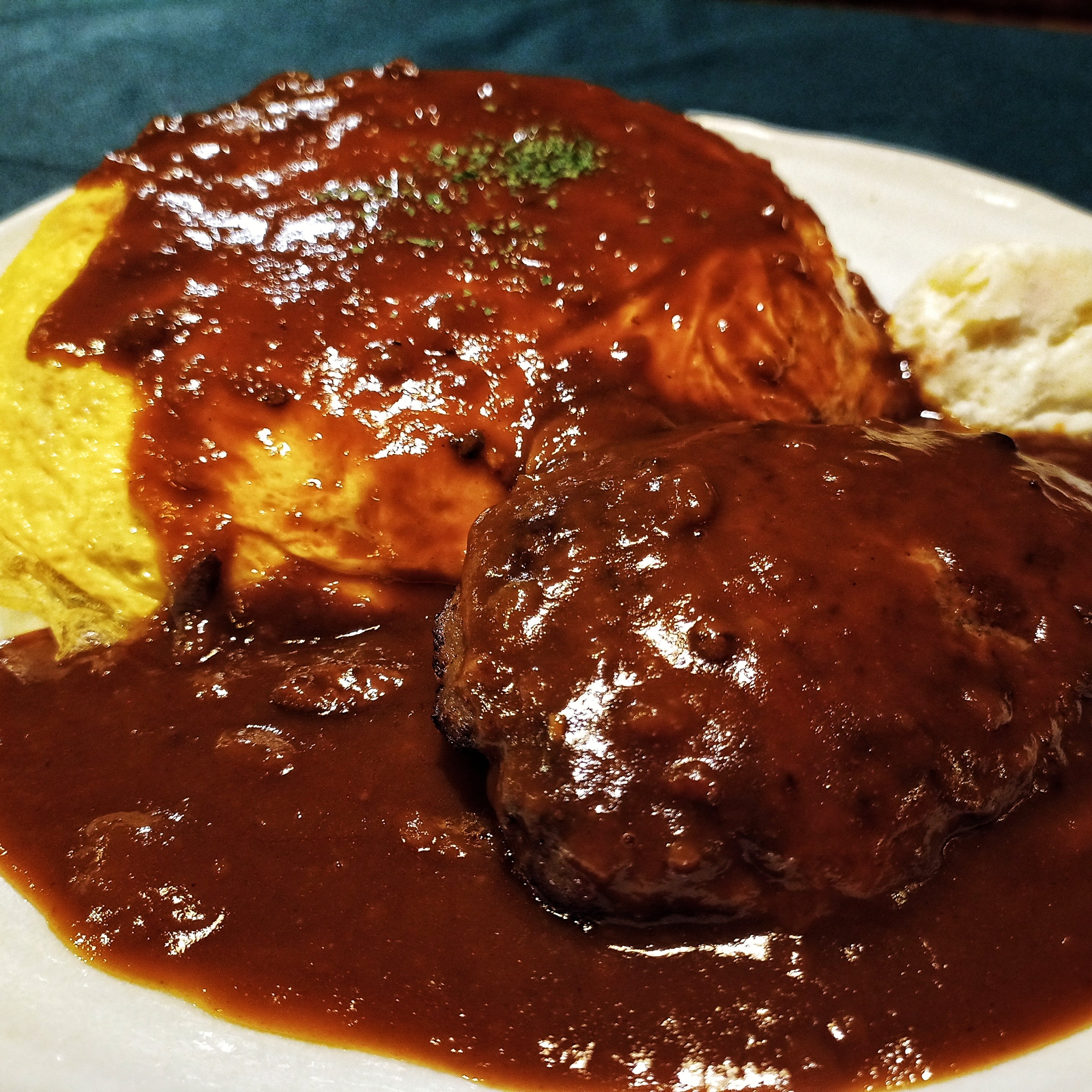 マルルングルメ伝説 ハヤシハンバーグオムライス 大 ランチ をいただく アンジェリーフレスカ 秋葉原 サラダ 飲物 プチデザート スープ付 合挽きのハンバーグとオムライスはかなりの量 この店の大盛りサイズは大食いの人向けですねw シンプルに