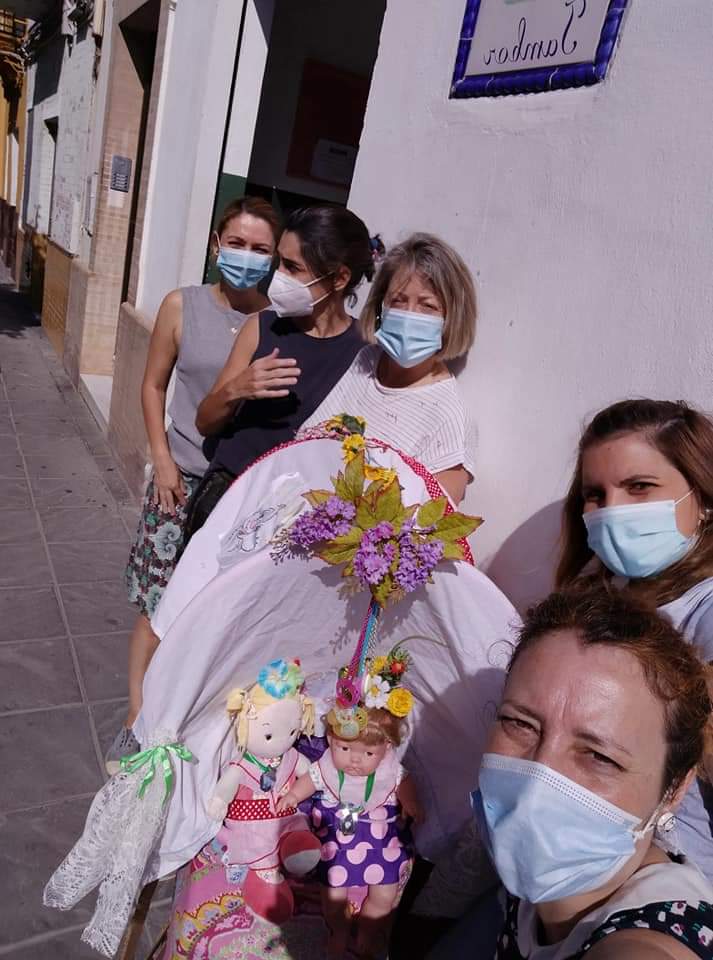 EscuelaTambor's tweet photo. 🎼 Aquí estamos otra vez, para decirte que te queremos otra vez, para cantarte por sevillanas otra vez🎶...este años sin nuestr@s niñ@s en la puerta pero sí en nuestros 💕 Os esperamos! #CalleCastilla 77/79 #Rocio2020 #Triana #educación @penasdetriana @mst1953 @AllivesSevilla https://t.co/TynyDB5NP8