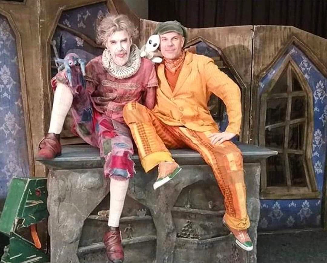 teatteriHKenka's tweet photo. Tervetuloa Teatteri Hevosenkengän hulvattomille Kummituskekkereille! 👻🎭
Tallenne katsottavissa 3.6.2020 asti.
Liput: https://t.co/RZ9S0c8AYG
Tämä kumma porukka mukana juhlahumussa! 
#lastenteatteri #virtuaaliteatteri #lastenkulttuuri #poikkeusolot https://t.co/kMTmS64vPd