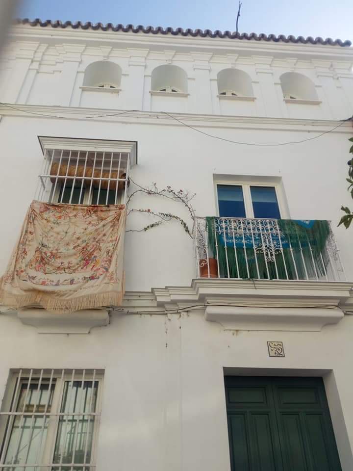 EscuelaTambor's tweet photo. Así ha amanecido nuestra calle Castilla,y nuestra escuela también se ha sumado al homenaje que han hecho los romeros,camino de soledad y de muchos sentimientos pero con las esperanzas puestas en un futuro #Rocío lleno de vivencias nuevas💚 #calleCastilla #Triana @penasdetriana https://t.co/sM3847NPRd