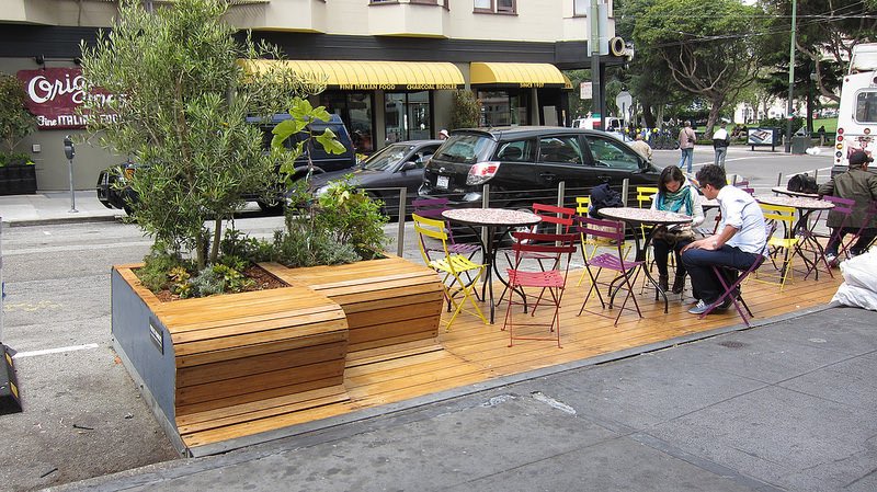 FontToni's tweet photo. Rotterdam permet a tots els propietaris de botigues i restaurants convertir la plaça d’aparcament del davant del seu negoci en terrasses o altres oferint plataformes gratuïtes de fusta i no calen permisos. 

El segón pas podria ser aplicar-ho als veïns amb mobilitat reduida https://t.co/vuPyP73IPG