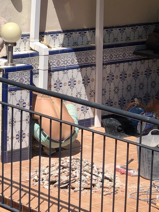 Mmm el obrero del vecino se ve rico ? a ver si me lo como jeje ! https://t.co/ICbwknegib