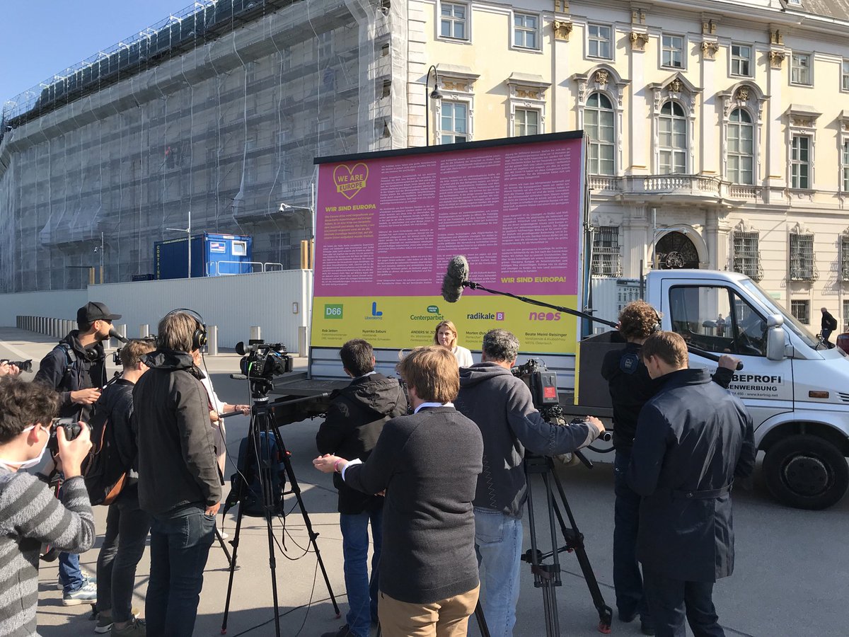 EvaTingkaer's tweet photo. Vores venner i ⁦@neos_eu⁩ med vores fælles Europa manifest foran Kurz’ kontor her til morgen. Håber #weareeurope giver genlyd til gavn for vores tryghed for mere solidaritet og mindre egoisme 🇪🇺💚#dkpol #eupol https://t.co/yWZkzfSIir
