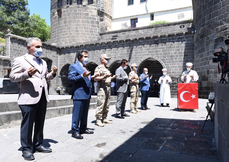abdullahciftci7's tweet photo. Diyarbakır’ın Fethinin 1381. yıl dönümünde Hz. Süleyman camisinde  fetih  sırasında şehit olan 27 sahabe  huzurunda dualara ile fethin kutlu şehitlerini ve askerlerini andık. https://t.co/0ZlVuohdL9