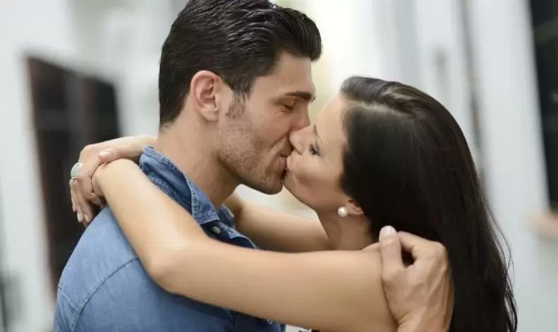 WomanIdolMag's tweet photo. Απόλαυση και αφετηρία. Παιχνίδι και πάθος. Αφοσίωση και ερωτισμός. Ένα φιλί σημαίνει πολλά. Η επιστ��μη μάς αποκαλύπτει ότι ένα φιλί κάνει καλό. Πιο συγκεκριμένα το ερωτικό φιλί...https://t.co/hg8pTWhbVR https://t.co/AVi8WvgZiv
