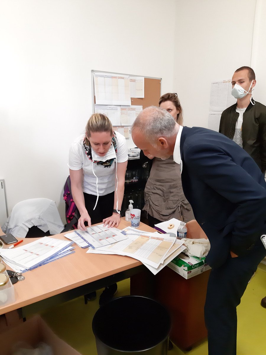 Env_Alfort's tweet photo. ACTU - Le député L. Dombreval, vétérinaire, rencontrait ce matin l'équipe du Pr D. Grandjean. L'occasion de présenter le projet porté par cet enseignant-chercheur de l'EnvA visant à évaluer la capacité des chiens à détecter la présence ou non du #Covid19 chez des personnes. https://t.co/7jfxPzWUI2