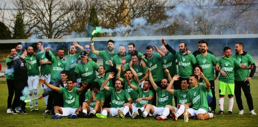 AlfozClube's tweet photo. Xa podemos dicir que somos de 1 autonómica!!!! Parabéns a tódolos xogadores, adestradores e siareiros que comezaron esta andaina hai 2 tempadas. O camiño percorrido foi inesquecible, o resultado final, tamén. Moitas grazas polo voso apoio e dedicación. #rexurdindo https://t.co/ZJYibkuP66