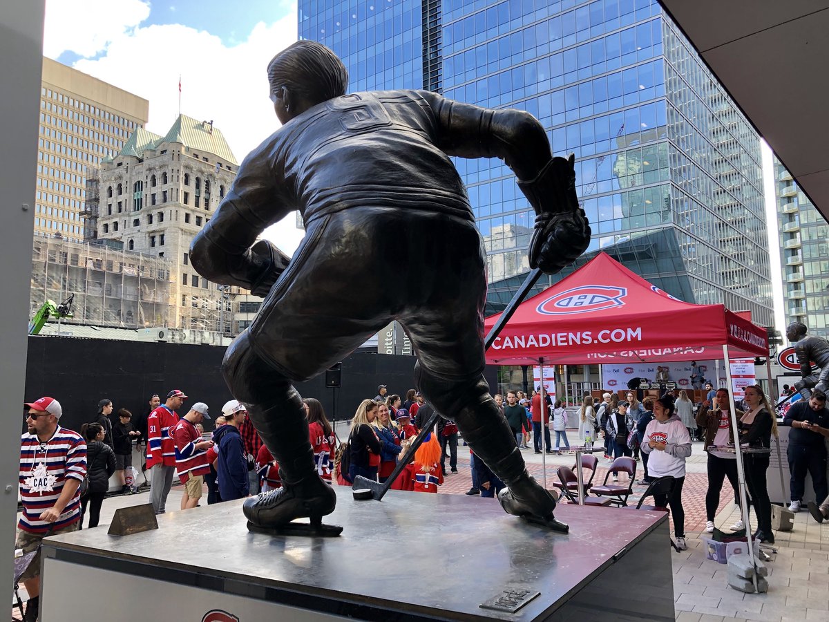 3/5 Since 2008, with statues of fellow legends Howie Morenz, Jean Béliveau and Guy Lafleur, Maurice Richard has stood, elbow up, outside Montreal’s Bell Centre. And here, a photo from last fall, shared by  @oh_habs, of Richard family’s resting place in city’s  @CimetiereNDDN. ...