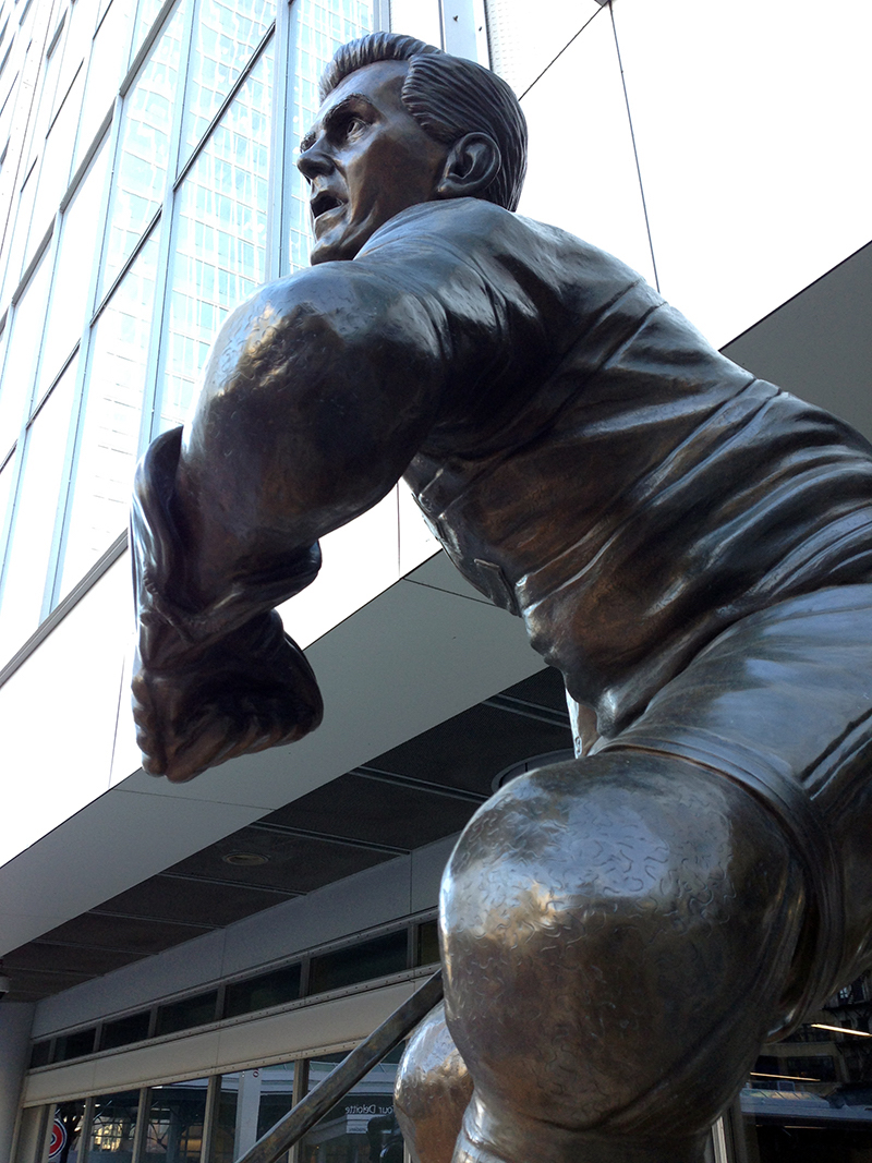 3/5 Since 2008, with statues of fellow legends Howie Morenz, Jean Béliveau and Guy Lafleur, Maurice Richard has stood, elbow up, outside Montreal’s Bell Centre. And here, a photo from last fall, shared by  @oh_habs, of Richard family’s resting place in city’s  @CimetiereNDDN. ...