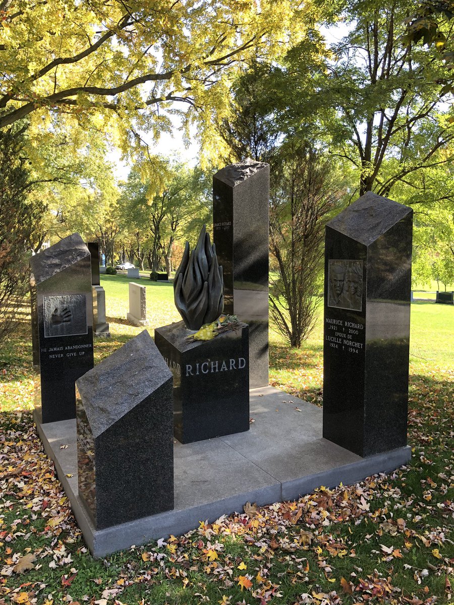 3/5 Since 2008, with statues of fellow legends Howie Morenz, Jean Béliveau and Guy Lafleur, Maurice Richard has stood, elbow up, outside Montreal’s Bell Centre. And here, a photo from last fall, shared by  @oh_habs, of Richard family’s resting place in city’s  @CimetiereNDDN. ...