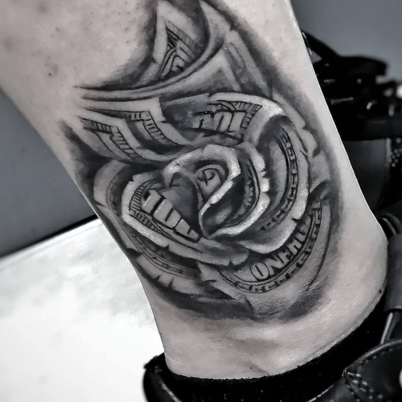 彫師 Fanatic Tattoo Ririka かっこいいタトゥー ブラックアンドグレーは任せてくださいマネーローズタトゥー です ドルをバラのようにした人気のデザイン ご予約はdmからおねがいします マネーローズタトゥー ブラックアンドグレー スリーブタトゥー