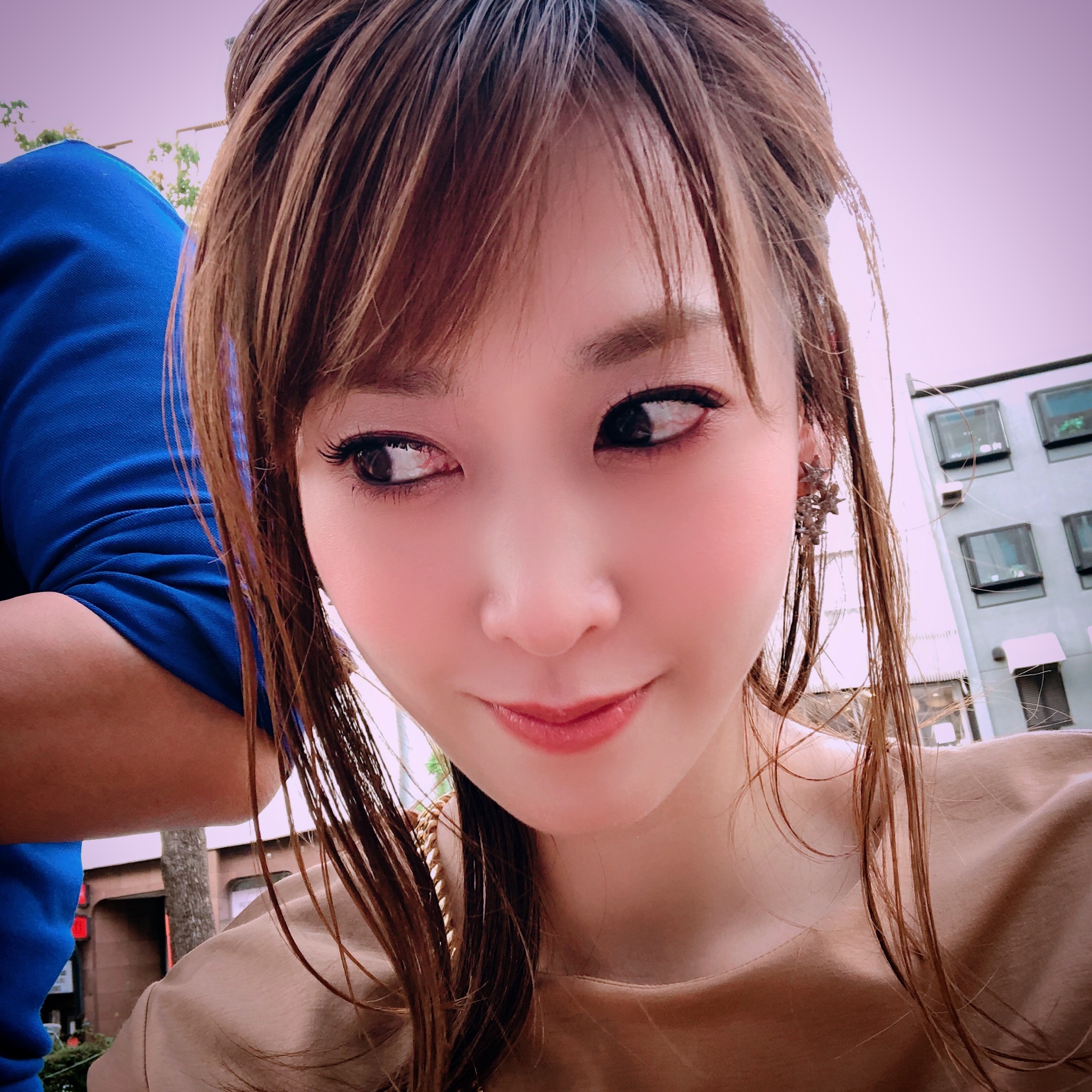龍 真咲 定刻まで時間つぶし With A W だんだん街に人が多くなってきましたね みんなはどうしてますか 今日は暑くて もぉ 半袖ワンピです
