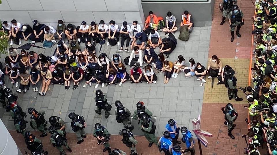 dorianmalovic's tweet photo. Révolution graphique : lycéens contre le mur, encerclés de policiers et de journalistes. Image qui témoigne d’une répression extrême contre des enfants à #HongKong le monde sait ce qui se passe, la #Chine s’en moque, les #HongKonger écrasés. On savait et on n’a rien fait! https://t.co/jzuXAcvfuX