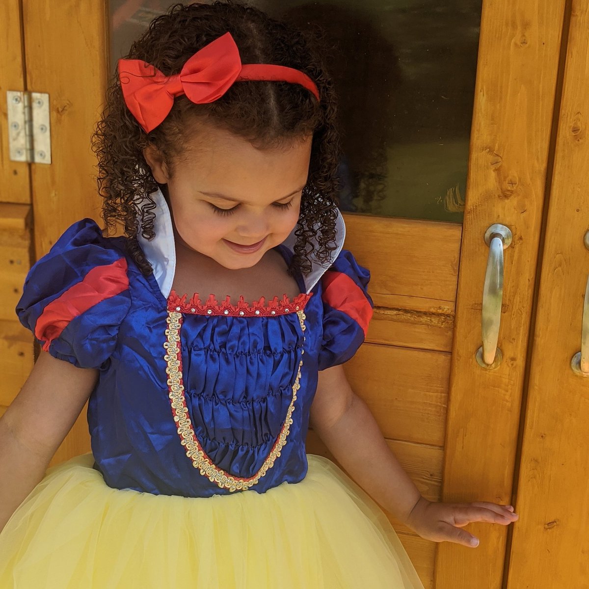 3TimesABaby's tweet photo. Today is dressing up day .. Saoirses favourite kind of day!!! 😍💕✨
#Disney #DisneyPrincess #MiniMalones #SnowWhite #MyPrincess https://t.co/K4Ph5YHlAG