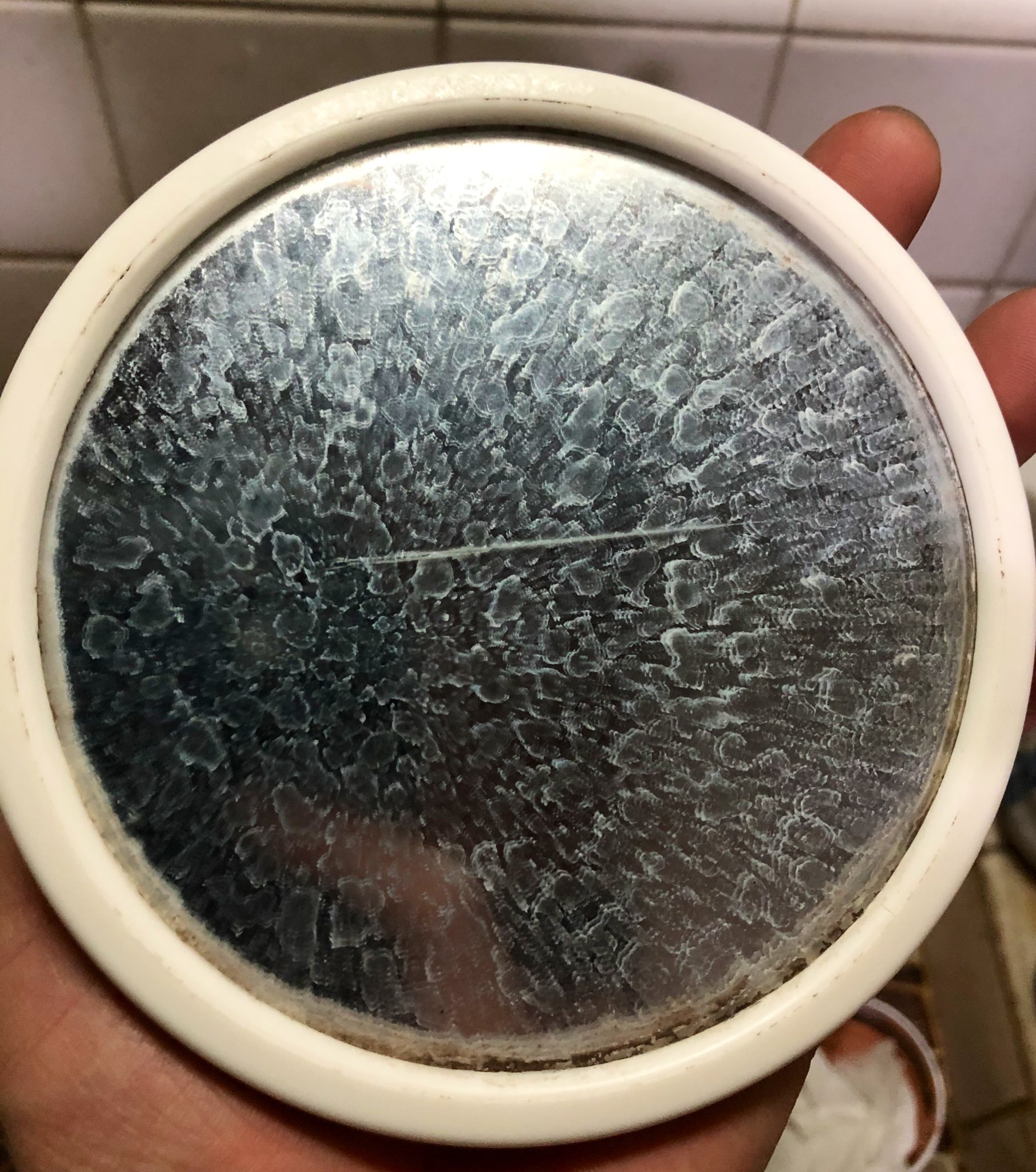 ドンさんorドンちゃん Grx133 350rds ハチワレx お風呂場の水垢まみれのヒビ割れして汚い鏡をモノタロウのガラスうろこ取りクリーナーで綺麗にしてみたくやってみた さすがモノタロウのうろこ取り 汚ったない水垢がすんごい綺麗に