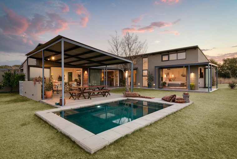 PamGoldingGroup's tweet image. WHY ESTATE LIVING IS LOOKING INCREASINGLY APPEALING POST-LOCKDOWN - Read more: bit.ly/2XwTpkl