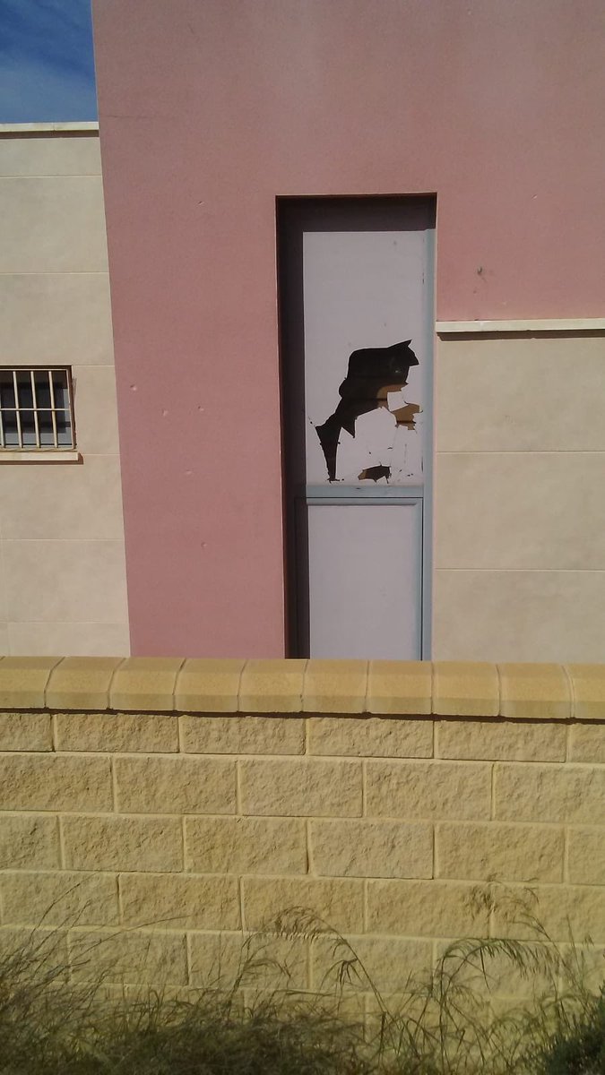 Denunciamos públicamente estos comportamientos incívicos por parte de algun@s hacia nuestro museo de la ballena. Cuidemos de nuestros edificios públicos, son de tod@s. ¡Si los ves, denuncia!