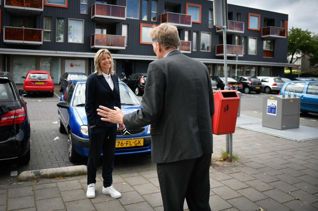 Minister <a href="/KajsaOllongren/">Kajsa Ollongren</a> op bezoek in gemeente Zaanstad. Basisschooldirecteur Janneke Oosterman, wijkagent Cleve Hewitt, burgemeester Hamming e.a. delen inspirerende voorbeelden over hun lokale aanpak van onderwijsachterstanden, overlast, werkloosheid en jongerenparticipatie.