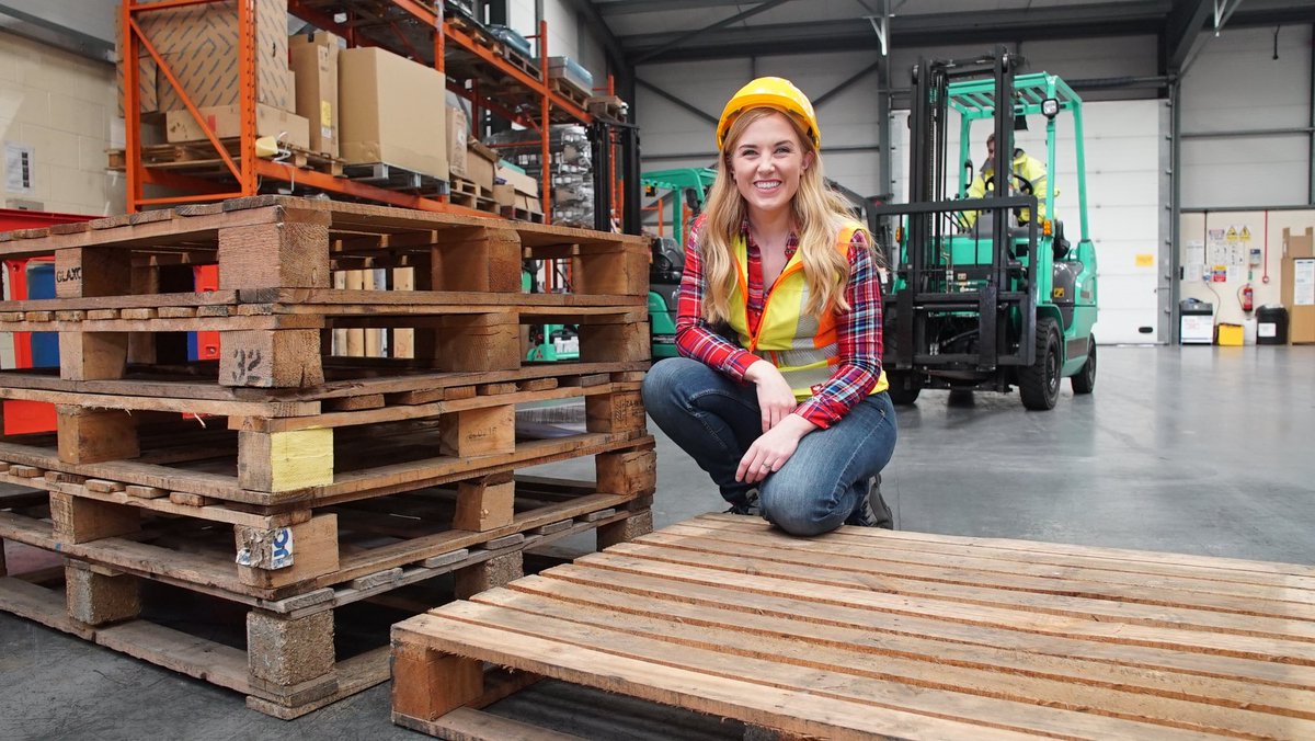Do you want to know how a forklift works? Let’s find out with Maddie on CBeebies 1 June, 4:20pm #cbeebies #doyouknow