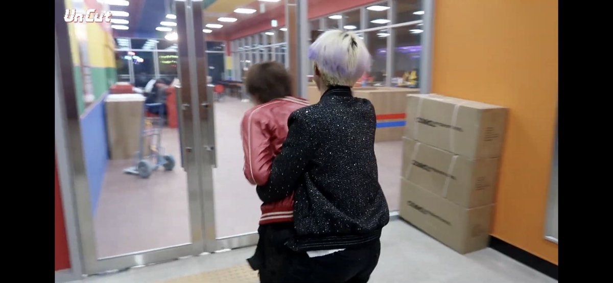 สมเปนโน่ดงเหรินมาก555555 คนถือกล้องคือน่อ ไม่กล้าแกล้ง แต่ก้อยากแกล้ง ส่งดงย้อกไป