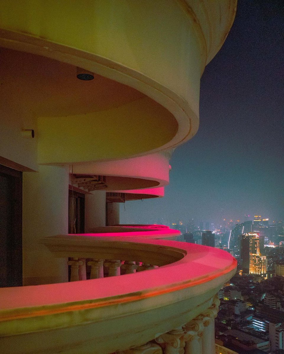 Admirer la nuit depuis le somptueux hôtel Lebua At State Tower, en plein cœur de Bangkok.

📸 Tony (<a href="/whereisone/">g</a>) au GRIII