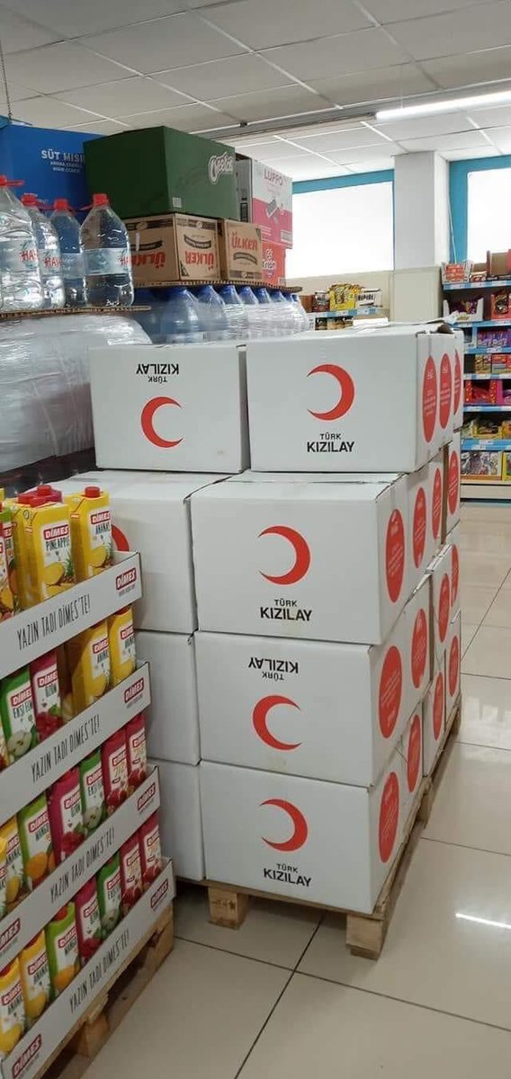 #kızılay dan yardım talebinde bulunanların telefonlarına kod geliyor,sonra da A101'den kolini alıp evine gidiyorsun,yolda da herkes görüyor,iyi reklam oluyor!..
İş reklâm olunca çok iyi örgütleniyorlar!