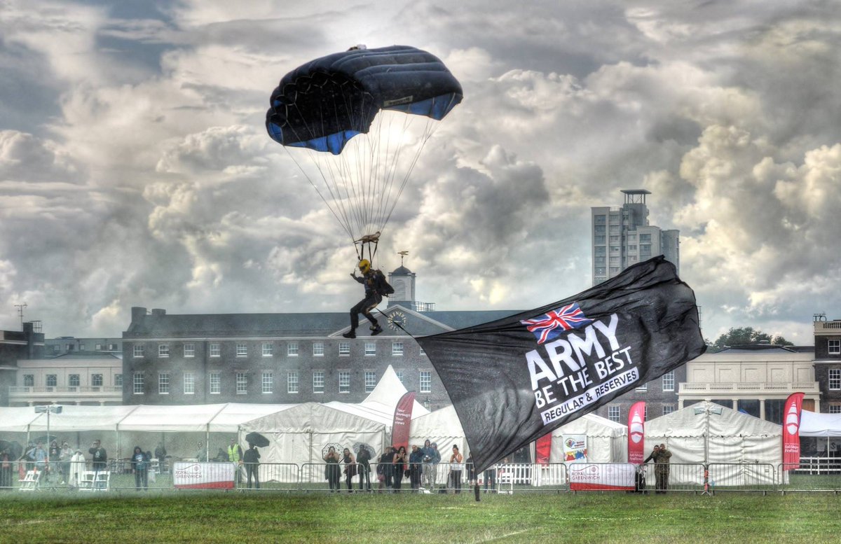 TigersFFT's tweet photo. Eyes on the target 🎯                _______________________________________  #landing #britisharmy #bethebest #canopy #cross #flag #clouds https://t.co/IkVmVvgpLI