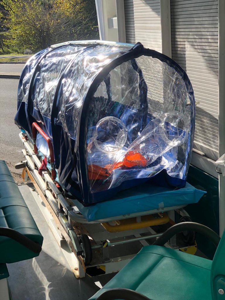DiegoFr75840013's tweet photo. En el día de ayer, junto al equipo del SAME, recibimos una donación muy importante para nuestro sistema de emergencias municipal. Se trata de cápsulas reutilizables para el traslado de  pacientes con covid. 
“Herramienta fundamental para que nuestro personal trabaje resguardado” https://t.co/6anXSgvbAf
