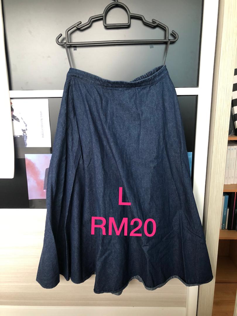 DM me for more photos and conditions on clothesWore these less than 10 occasions!Skirts are high waisted, looks super nice with crop tops or tucked in clothes ^^
